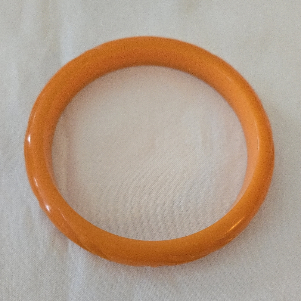 Vtg. Hand-carved Bakelite Bangle Orange - Picture 9 of 9